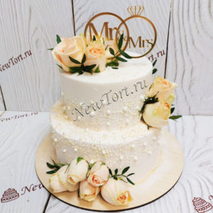 Свадебный торт с живыми цветами и инициалами СТ121