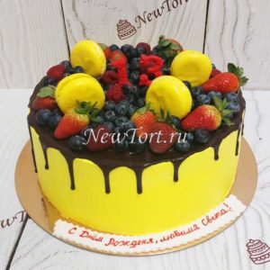 Торт "Лимонка" с ягодами, макарунсами и потеками ТЖ056