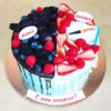 Торт с ягодами и фигурками для двойняшек  ТД246