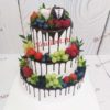 Свадебный торт с клубникой и виноградом СТ083