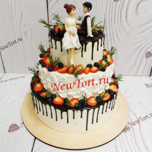 Свадебный торт с ягодами и узорами
