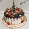Новогодний торт "Ягодный лес" с ягодами, фигурками и шоколадными потеками НТ113