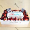 Корпоративный торт с ягодами и фигурками