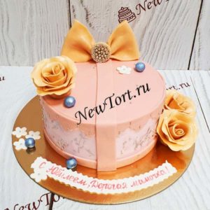Торт коробка с бежевым бантом и розами  ТЖ098