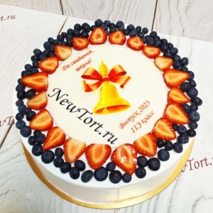 Торт на выпускной с картинкой и ягодами ТВ041