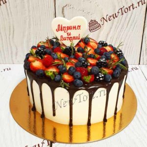 Свадебный торт "Ягодное лукошко" с клубникой, голубикой и потеками СТ436