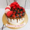 Торт с красным бантом и ягодами