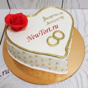 Свадебный торт "Влюбленное сердце" с красной розой, кольцами и золотым декором СТ437
