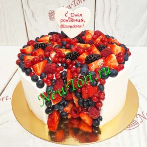 Оригинальный торт с клубникой и сердечком ТЯ045