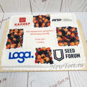 Корпоративный торт с логотипами и ягодами