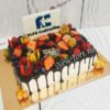Новогодний торт с логотипом, ягодами и шоколадными потеками НТ110