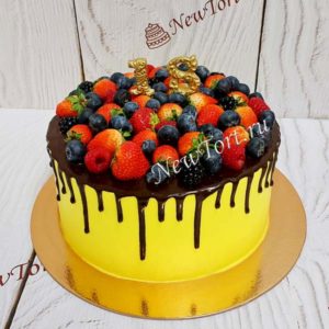 Торт для девочки "Вкусные ягодки" желтый с ягодами и потеками ТД598