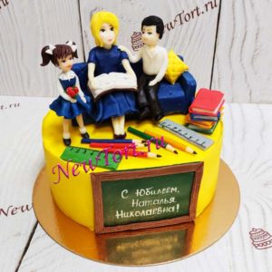 Торт "Умная мама" с фигурками мамы и детей и мастикой ТЖ243