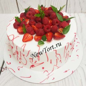 Торт "Ягодка-малинка" с клубникой, малиной, листиками и узорами ТЖ271
