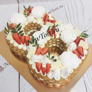 Торт цифра 8 из медовых коржей, с кремом, зефиром и ягодами ТЖ350