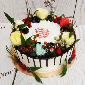 Торт "Сочное лето" с ягодами, цветами и макарунс ТЖ495