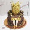 Торт "Мой король" в виде костюма с короной, украшенный печеньем и шоколадом ТМ334