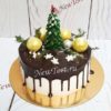 Новогодний торт "Ночной лес" круглый с елкой, шарами и потеками НТ209
