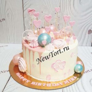 Торт "Страна сердец" с леденцами, сердечками, потеками и безе ТД835