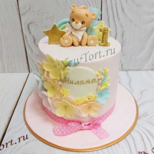 Торт "Очаровашка" с фигуркой медвежонка и нежными сладкими цветами ТГ213