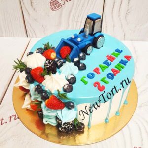 Торт "Яркий трактор" с фигуркой, ягодами и безе ТД858